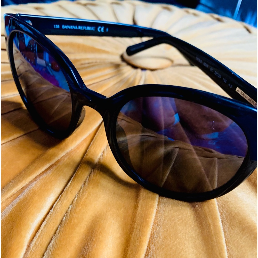 Banana Republic Sunglasses ~ DARK black lens + frames! Excellent condition